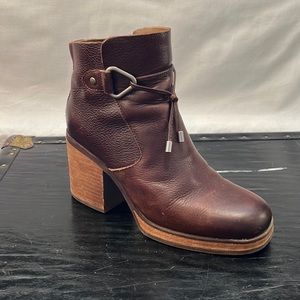 Korks Leather Ankle Boots